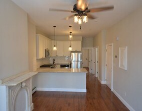 12 Chelsea St, Unit 2 in Boston, MA - Foto de edificio - Building Photo