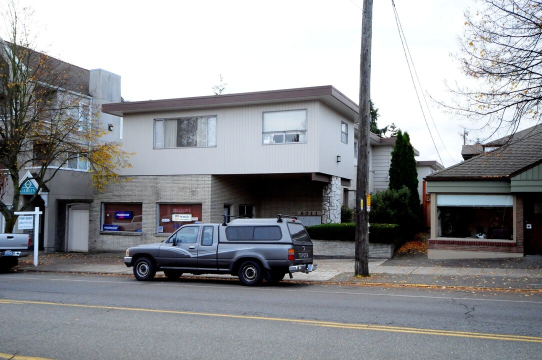 6011 California Ave SW in Seattle, WA - Foto de edificio