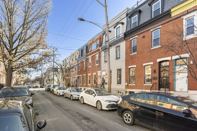 2312 Fitzwater St, Unit A in Philadelphia, PA - Foto de edificio - Building Photo