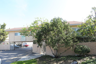 8530 Independence Apartments in Canoga Park, CA - Building Photo - Building Photo