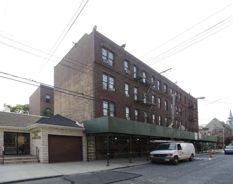 87-21 87th St in Jamaica, NY - Building Photo