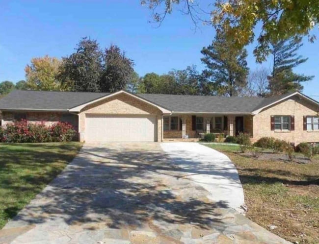 property at 2840 Bonanza Dr
