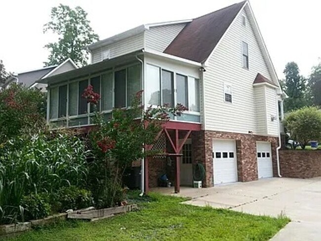 4072 Clinard Ave in Winston-Salem, NC - Building Photo - Building Photo