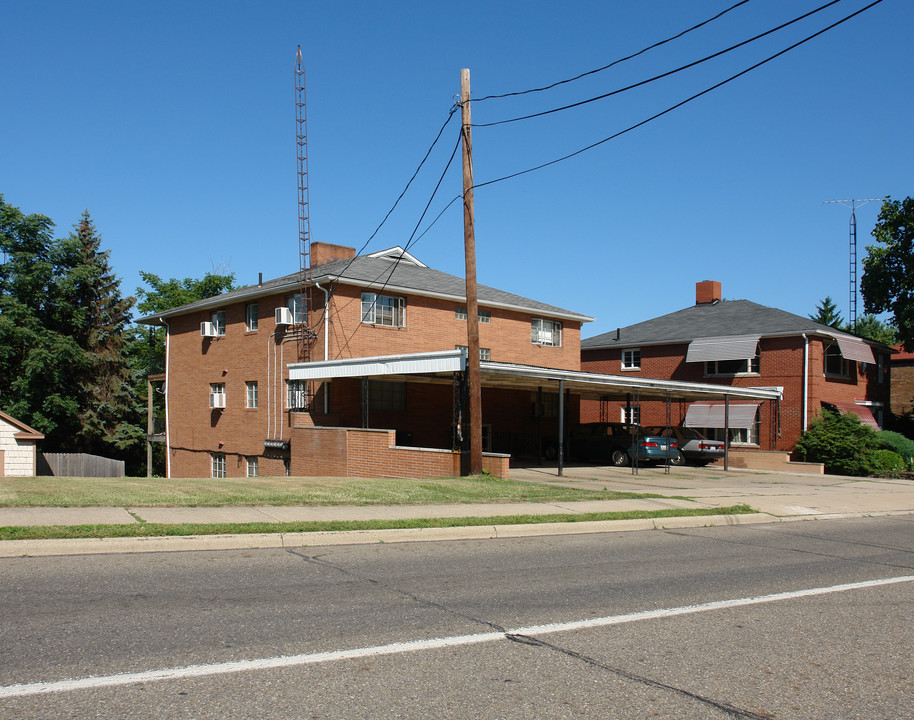 1911 Fulton Dr NW in Canton, OH - Foto de edificio