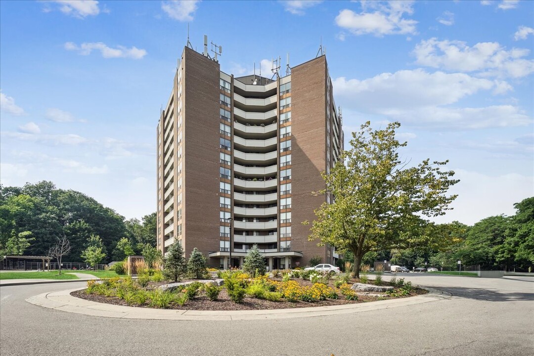 2121 Rathburn Rd E in Mississauga, ON - Building Photo