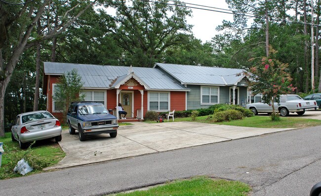 1553 Coombs Dr in Tallahassee, FL - Foto de edificio - Building Photo