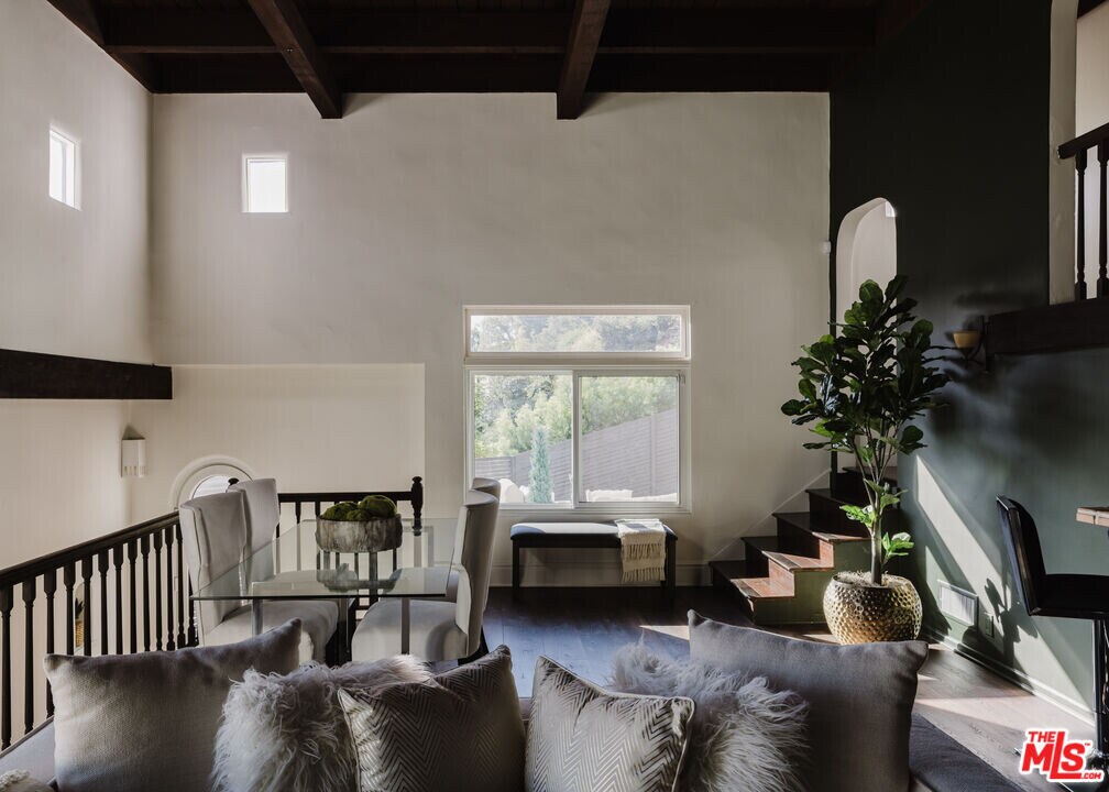 2039 Glencoe Way in Los Angeles, CA - Building Photo