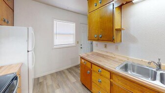 104 Division St NW in Mandan, ND - Building Photo