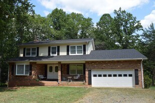 7023 Kelly Rd in Warrenton, VA - Building Photo