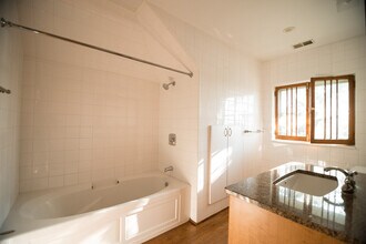 2556 N Kimball Ave, Unit 1 in Chicago, IL - Building Photo - Building Photo