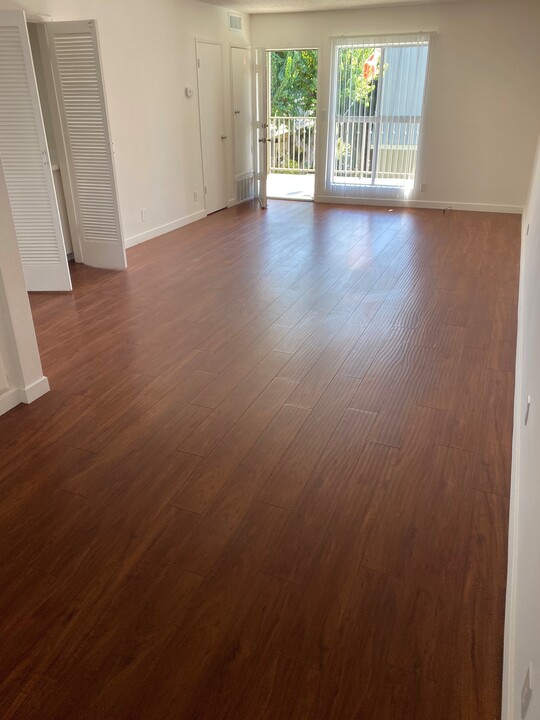 Regency Apartments in Woodland Hills, CA - Building Photo