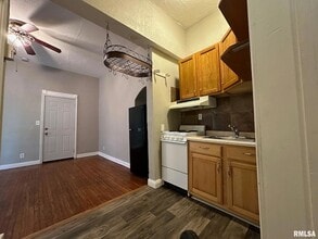 333 S Douglas Ave, Unit 2 in Springfield, IL - Foto de edificio - Building Photo