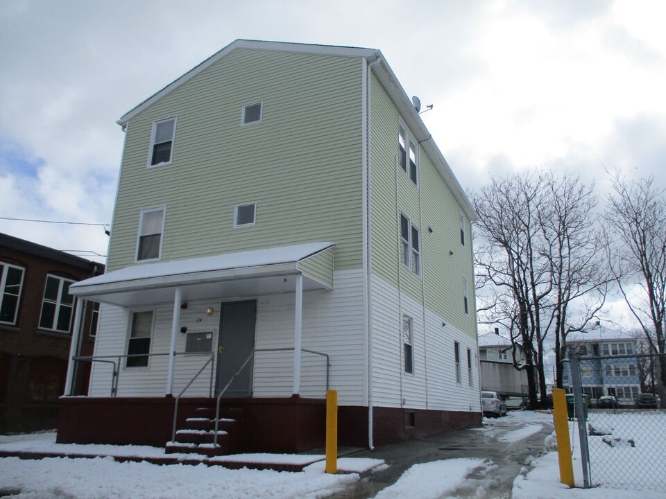 24 Mowry St in Central Falls, RI - Building Photo