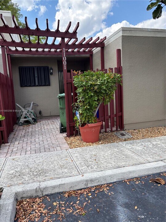 11001 N Lakeview Dr in Pembroke Pines, FL - Building Photo