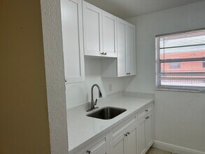 1561 NE 8th St, Unit 10 in Homestead, FL - Foto de edificio - Building Photo
