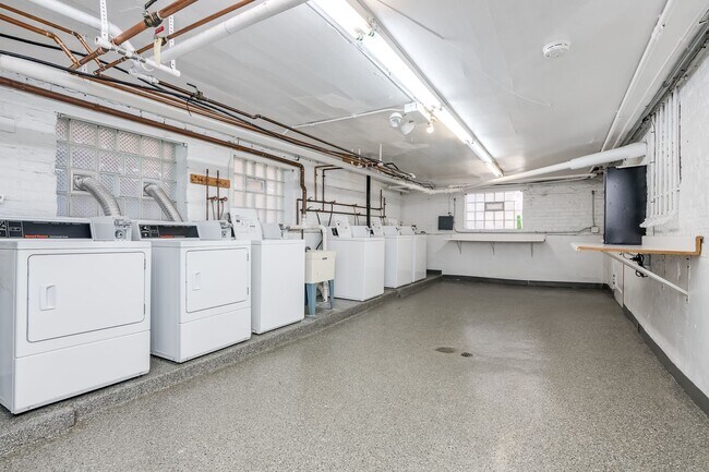 2465 N Clark St in Chicago, IL - Foto de edificio - Building Photo