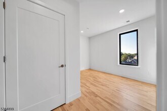 1037 Amboy Ave in Edison, NJ - Building Photo - Building Photo