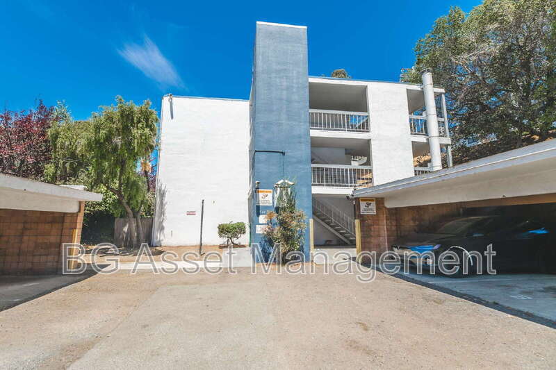 944 Fletcher Ln in Hayward, CA - Foto de edificio