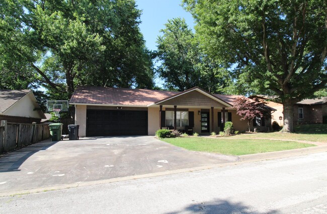 property at 2715 W Gum St