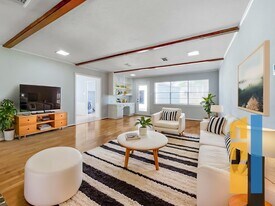 9206 Sharpview Dr in Houston, TX - Building Photo