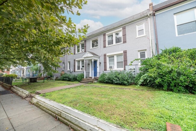 1613 F St NE, Unit 2 in Washington, DC - Building Photo - Building Photo