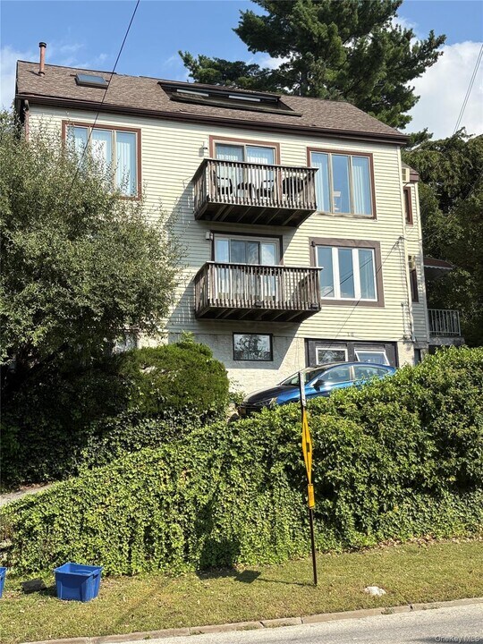 16 Livingston Ave in Dobbs Ferry, NY - Building Photo