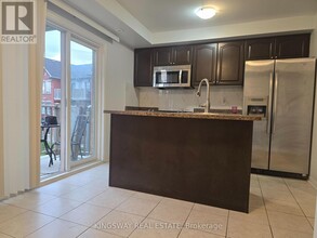3250-3250 Bentley Dr in Mississauga, ON - Building Photo - Building Photo