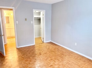 1455 Tyandaga Park Dr in Burlington, ON - Building Photo - Building Photo