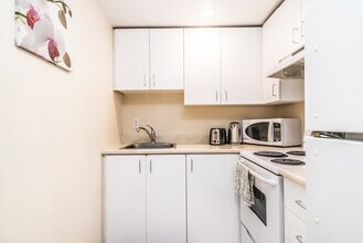 218 Rue Sainte-Catherine E in Montréal, QC - Building Photo - Building Photo