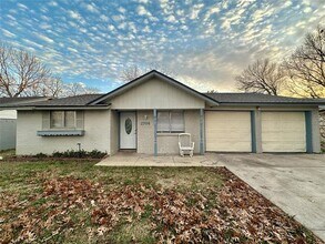 2704 Buena Vista Dr in Arlington, TX - Building Photo - Building Photo