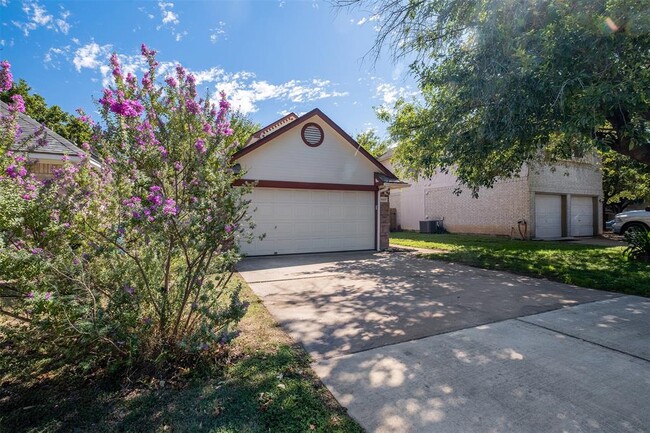 1007 Thackeray Ln in Pflugerville, TX - Foto de edificio - Building Photo