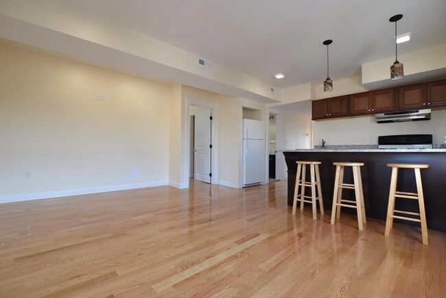 23 Weitz St, Unit 2 in Boston, MA - Foto de edificio - Building Photo