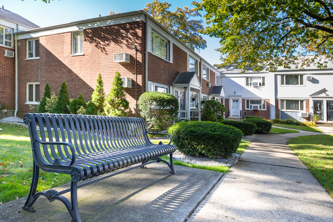 Street in Bayside, NY - Foto de edificio - Building Photo