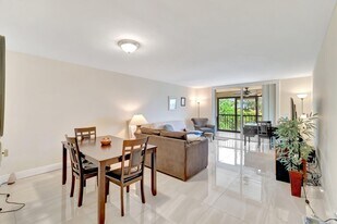 14723 Cumberland Dr in Delray Beach, FL - Building Photo