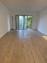 8290 Lake Dr, Unit 531 in Doral, FL - Foto de edificio - Building Photo