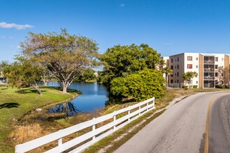 Somerset Grove in Lauderdale Lakes, FL - Building Photo - Building Photo