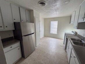 60 Pershing Dr, Unit A in Denison, TX - Foto de edificio - Building Photo