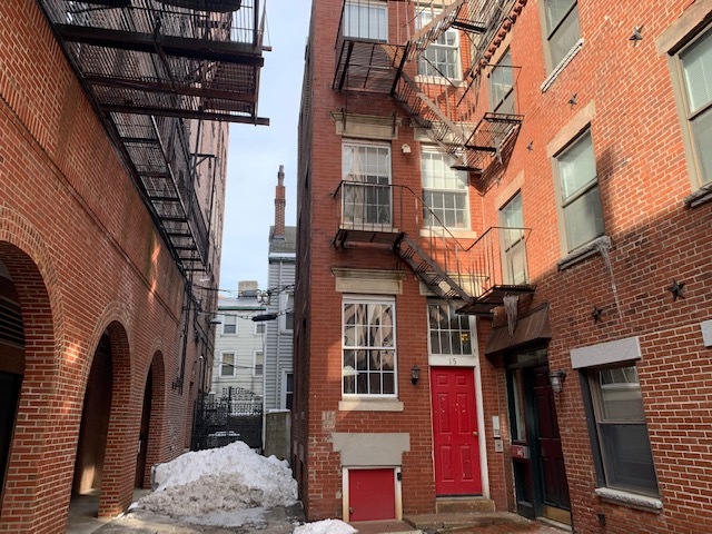 15 Thacher Ct, Unit 1 in Boston, MA - Building Photo