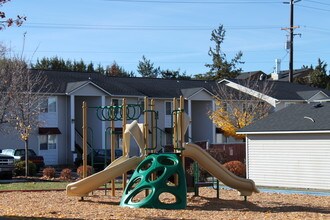 Cedarwest in Bend, OR - Foto de edificio - Building Photo