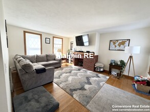 920 E 4th St, Unit 1 in Boston, MA - Foto de edificio - Building Photo