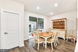 13032 Hattontown Square in Herndon, VA - Building Photo - Building Photo
