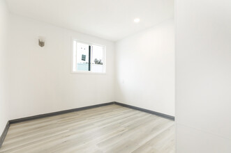 7347 Jamieson Ave in Reseda, CA - Foto de edificio - Building Photo