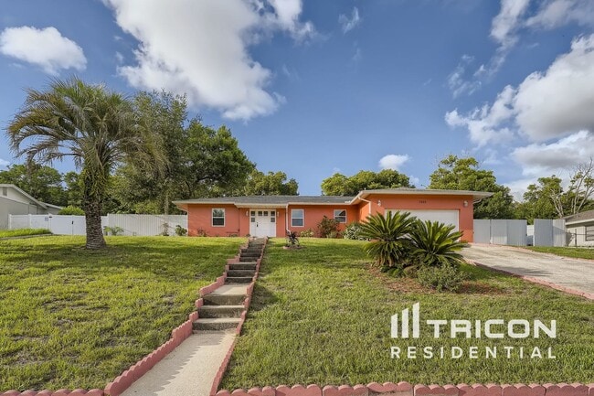 7025 Fairlawn St in Spring Hill, FL - Building Photo - Building Photo