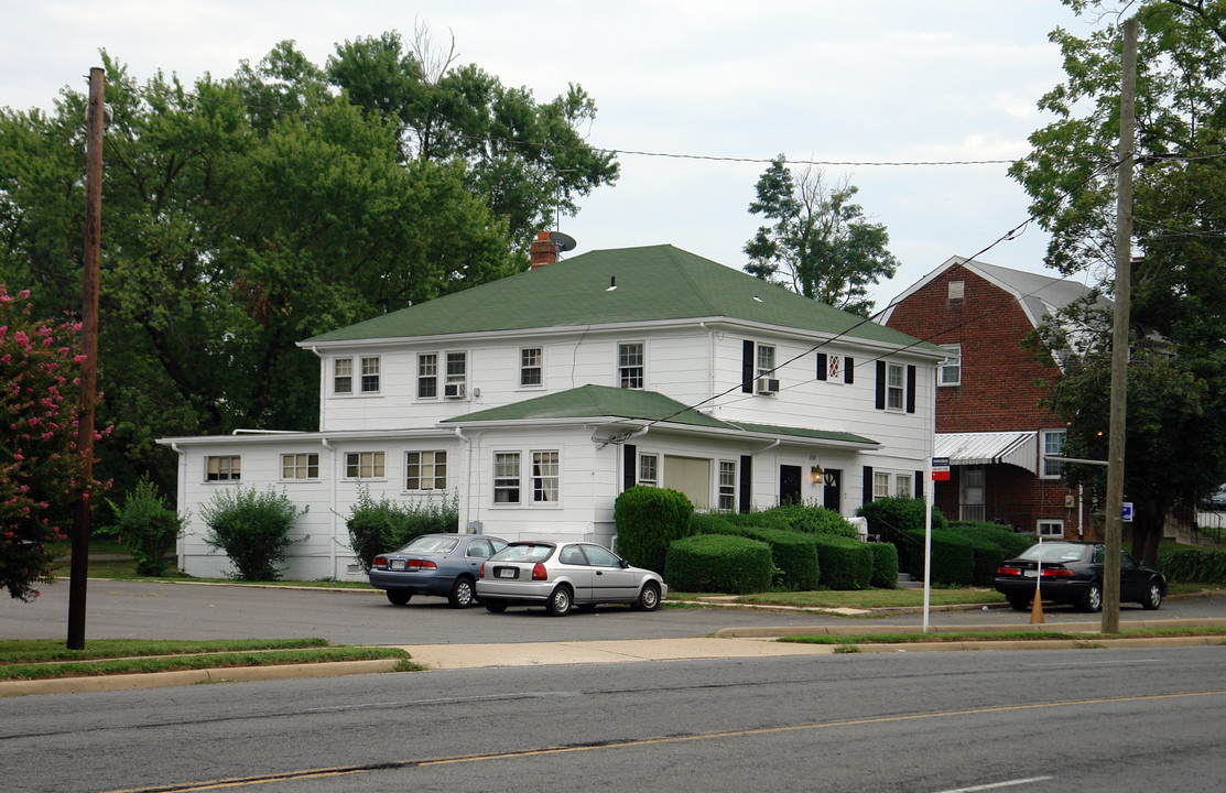 2767 Annandale Rd in Falls Church, VA - Foto de edificio