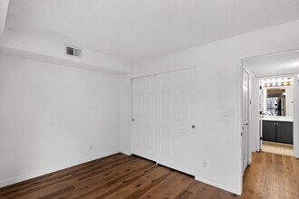 2575 S Syracuse Way in Denver, CO - Foto de edificio - Building Photo