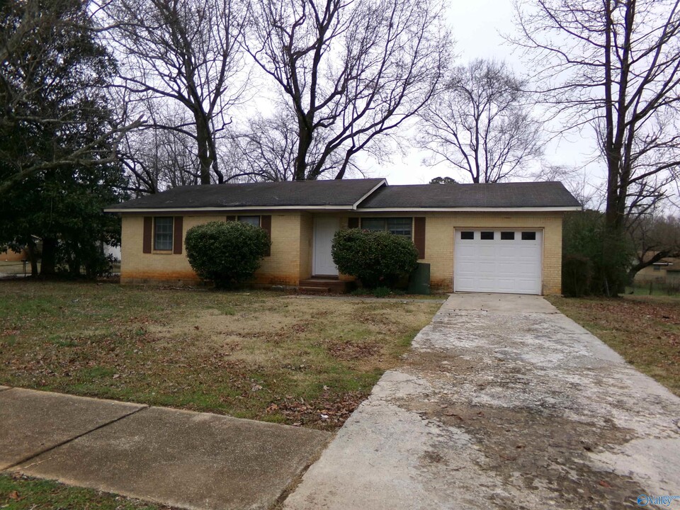 3028 Doak Dr NW in Huntsville, AL - Building Photo