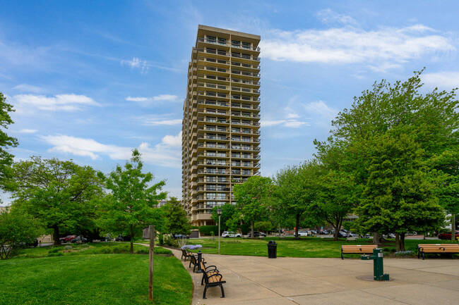 Alexandria House in Alexandria, VA - Foto de edificio - Building Photo