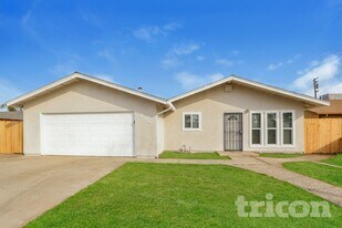 820 Mamilane in Modesto, CA - Building Photo