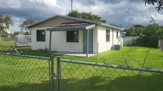 521 NW 10th St in Florida City, FL - Building Photo