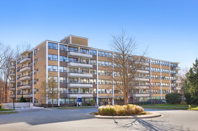 Essex House in Toronto, ON - Building Photo - Building Photo